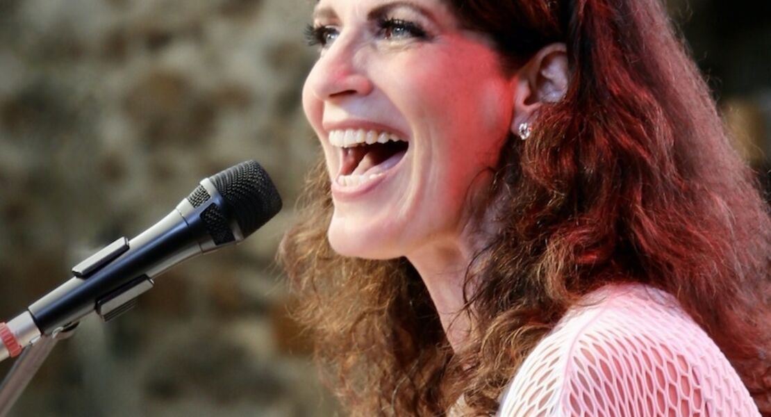 frau-hopker-bittet-zum-gesang-das-mitsing-konzert