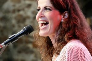 Frau Höpker - bittet zum Gesang: Das Mitsing-Konzert!