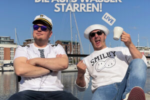 Männer, die aufs Wasser starren LIVE
