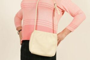 LUISE KOSCHINSKY - Ein Pullover voll Frau