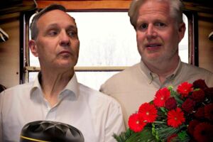 Academixer - FKK mit Urne - Zwei Männer. Eine Urne. Kein Entkommen.