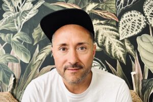 ACHTUNG! NEUER ACT - Cris Cosmo
