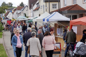 Straßenfest mit Bauern- und Kunsthandwerkermarkt