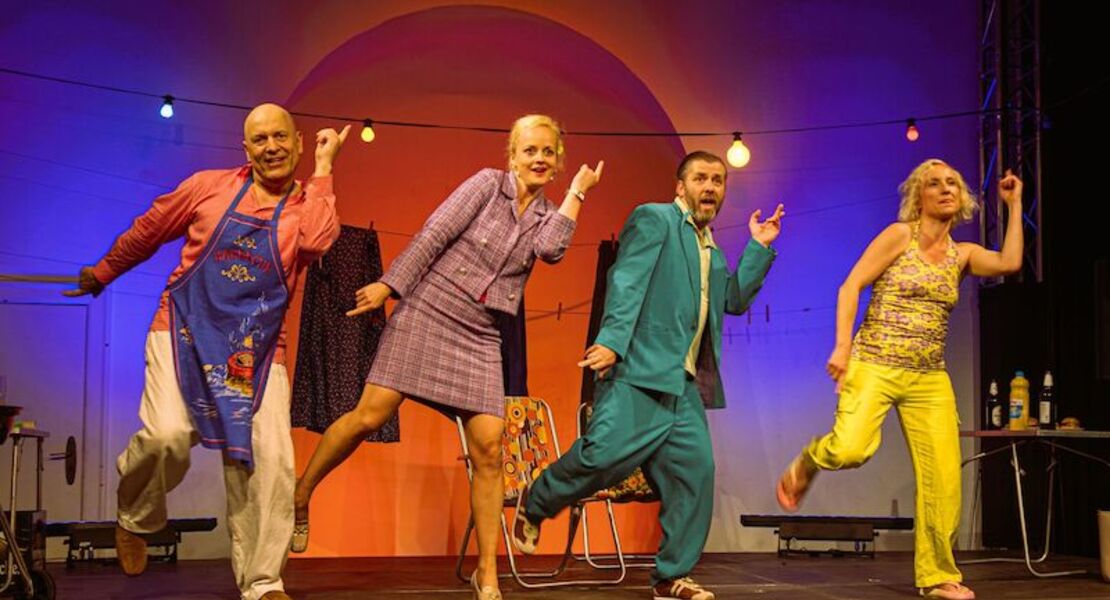 im-osten-geschichten-aus-der-sonderzone-ein-humorvoll-provokantes-theatererlebnis-mit-dem-triple-a-theater