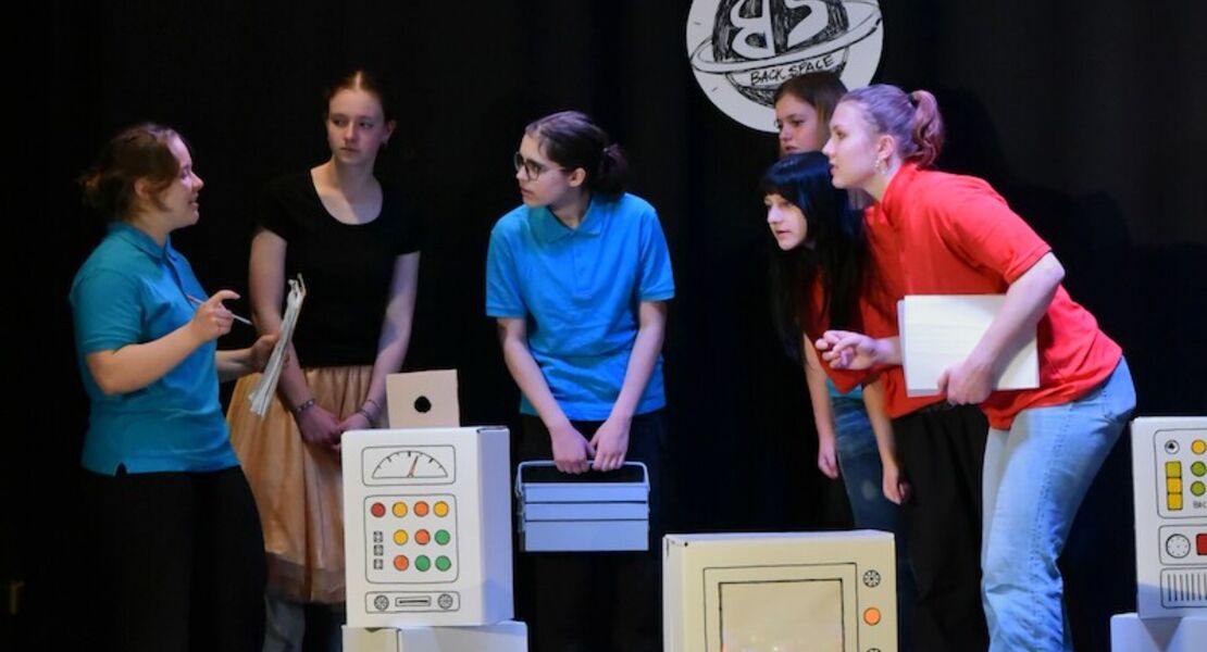 die-theater-ag-des-gymnasiums-st-paulusheim-bruchsal-prasentiert