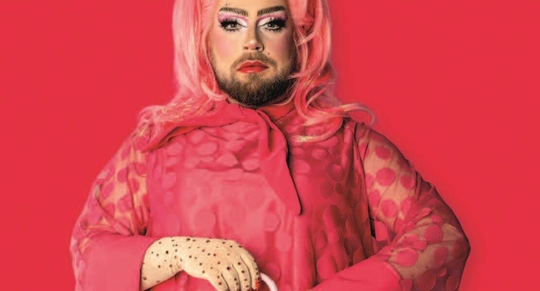 drag-druckerschwarze-miss-sara-jevos-dragtastischer-buchersalon