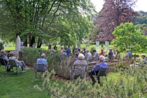 Andacht im Kirchengarten im Kurpark an Pfingstmontag