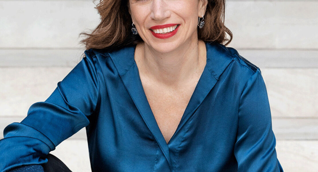 tanzende-frau-blauer-hahn-ein-abend-mit-dana-grigorcea