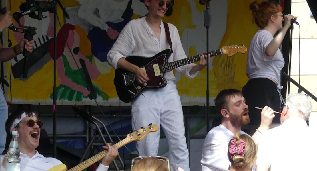 erold-sommer-live-in-farbe-figurative-malerei-multimedia-performance-vernissage