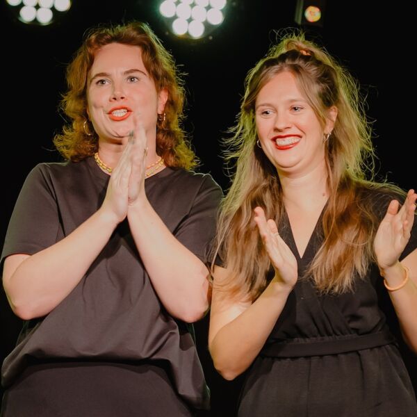lippenstift-punchlines-stand-up-comedy-trifft-auf-improtheater