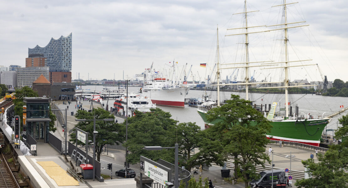 st-pauli-hafenkante-tour-unterwegs-am-wasser