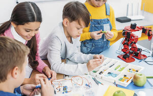 Mini-Roboter im Weihnachtsmodus