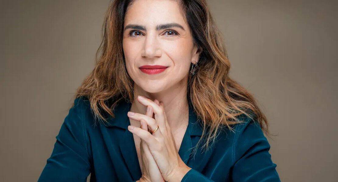 dana-grigorcea-tanzende-frau-blauer-hahn