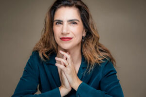 Dana Grigorcea - Tanzende Frau, blauer Hahn