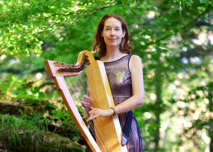 nadia-birkenstock-im-folkclub-prisma-ev-pforzheim-keltische-harfe-und-gesang