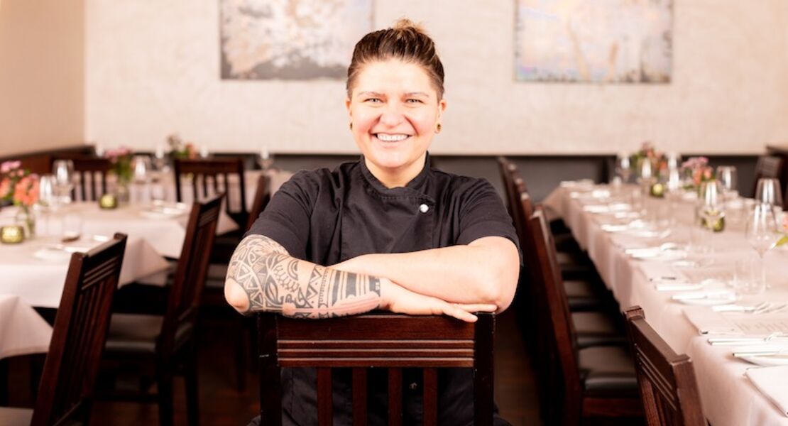 ein-tisch-voller-heimat-live-cooking-im-restaurant-mahlzeit