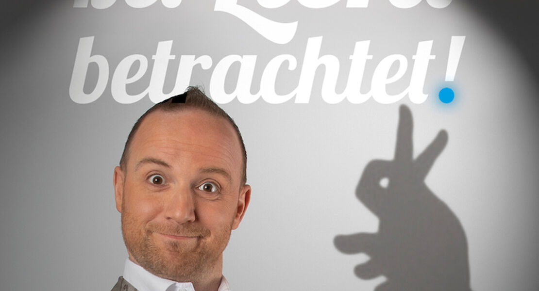 bei-licht-betrachtet-amusante-tauschungen-aus-dem-halbdunkel