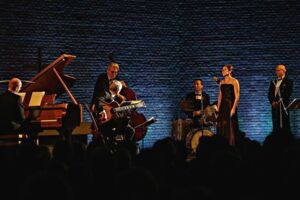 SWINGING CHRISTMAS - CHRIS HOPKINS & SHAUNETTE HILDABRAND