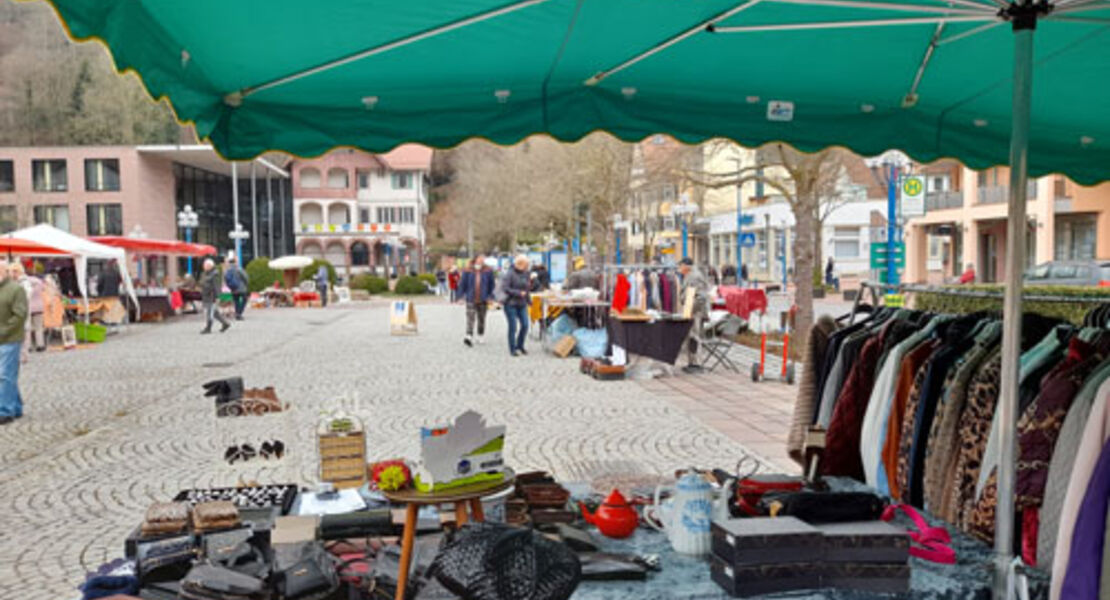 flohmarkt-auf-dem-marktplatz-in-bad-liebenzell