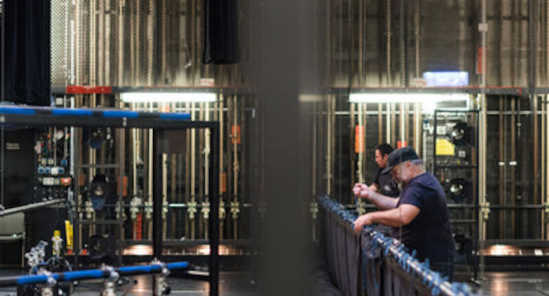 blick-hinter-die-kulissen-fuhrung-im-theater