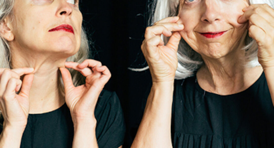 zwei-frauen-falten-sich-bewegt-altern