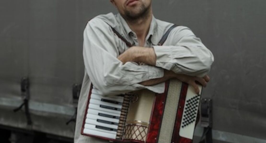 schauspielerischer-chanson-abend-mit-jakob-guhring-lhomme-et-la-musique