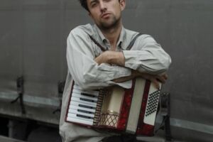 Schauspielerischer Chanson-Abend mit Jakob Gühring - L´homme et la musique