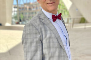 Bücherkoffer. Zwei Autor:innen packen aus - Mit Ewald Arenz und Anne Sauer