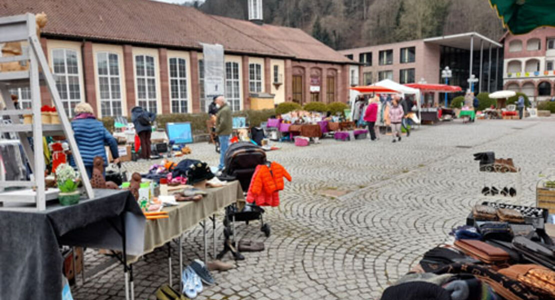 flohmarkt-auf-dem-marktplatz-in-bad-liebenzell