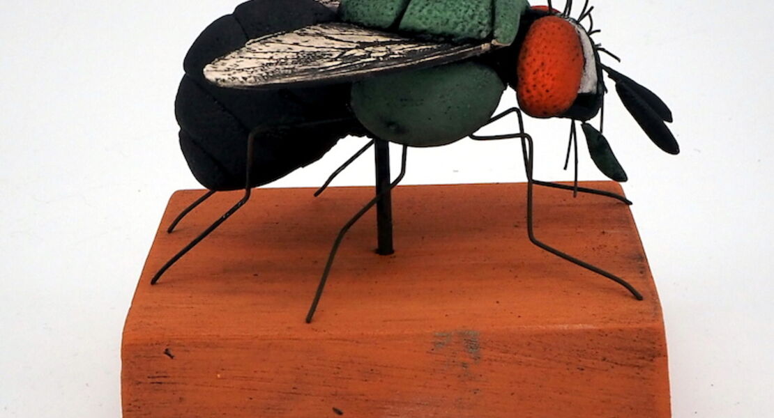 zart-gebaut-keramik-insekt-auf-sockel