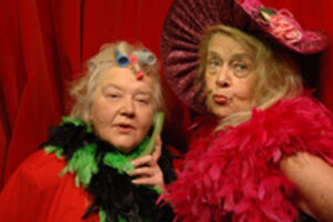 Zwei Witwen sehen rot - Reife Frauen und unreife Sprüche