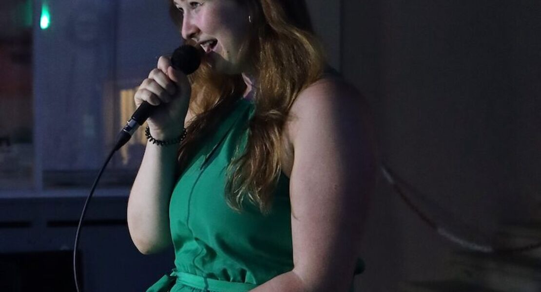 rosenau-poetry-slam-als-conferenciere-und-moderatorin-marina-sigl