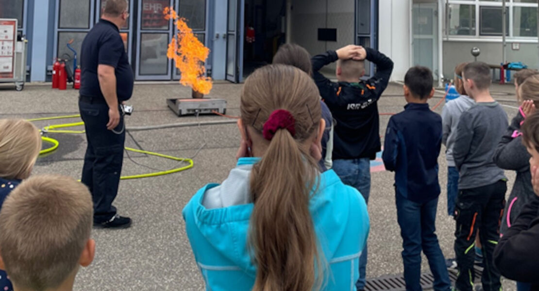 mercedes-benz-kinderferienprogramm-wasser-marsch-ein-besuch-bei-der-mercedes-benz-werkfeuerwehr