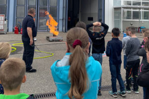Mercedes-Benz Kinderferienprogramm - Wasser marsch! Ein Besuch bei der Mercedes-Benz Werkfeuerwehr