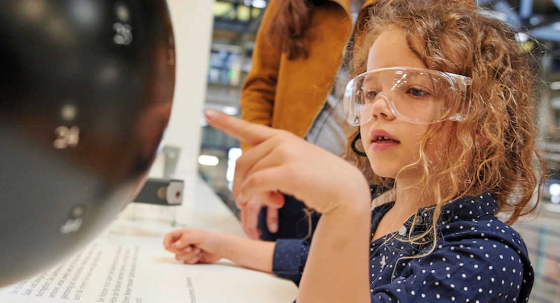 mercedes-benz-kinderferienprogramm-einblicke-in-das-mercedes-benz-werk-ein-tag-bei-mercedes-benz-in-sindelfingen