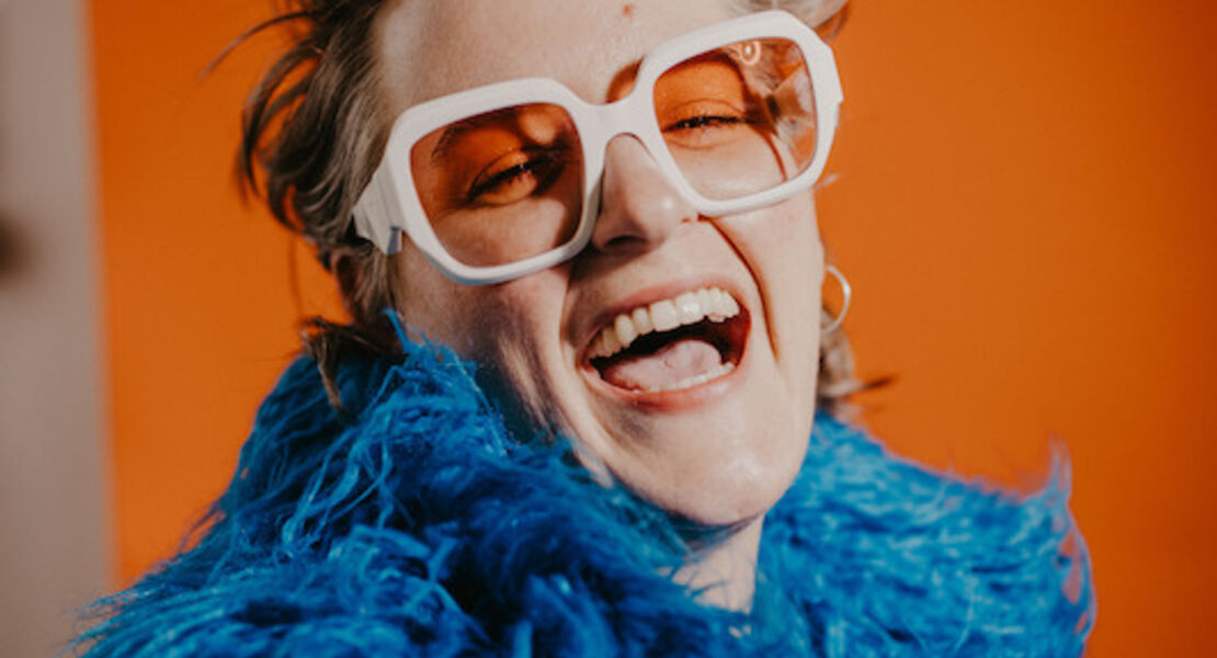 kim-hoss-ladt-ein-die-einsamen