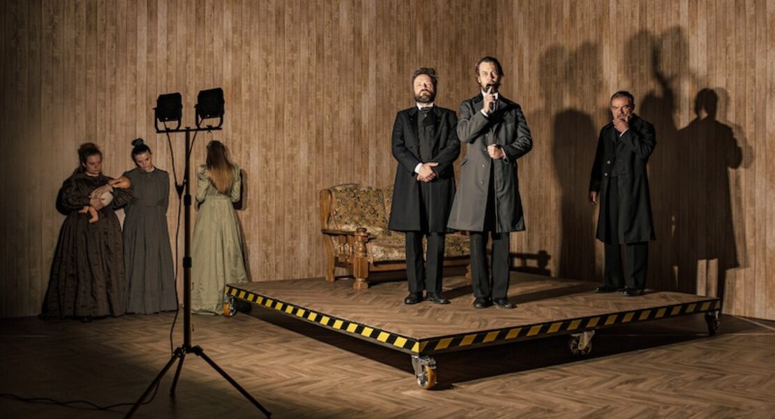 die-marx-familiensaga-ein-gastspiel-des-divadlo-husa-na-provazku-brunn