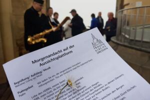 Morgenandacht auf der Aussichtsplattform