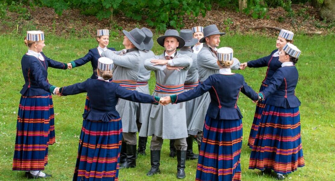 stimmungsvolle-reise-nach-lettland-tanz-und-gesang