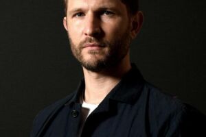 Johann Scheerer - Play