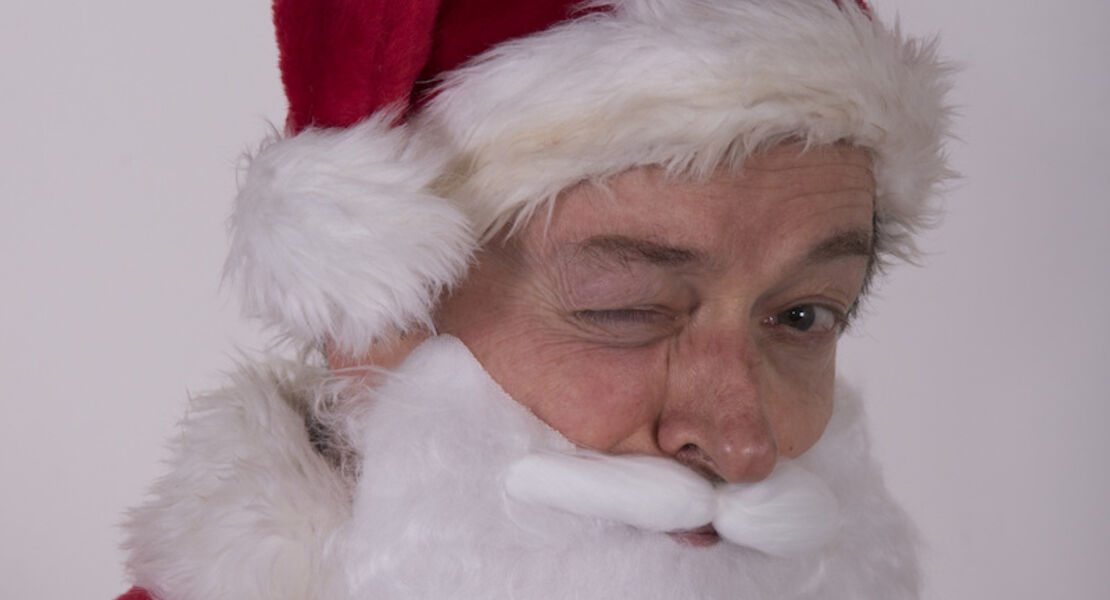 weihnachtsmann-mit-augenzwinkern-thiele-neumann-theater