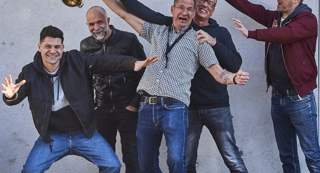 stage-bottles-revolte-tanzbein