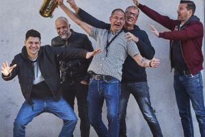 STAGE BOTTLES /  REVOLTE TANZBEIN