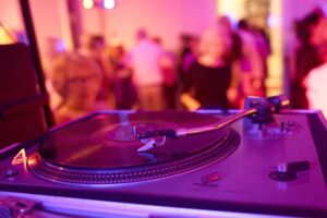 Tanz in den Mai: A Walk in the Park - Tanzveranstaltung mit DJ-Liveact