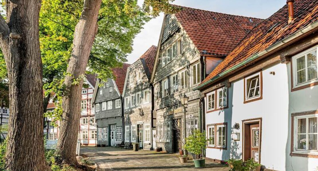 blick-durch-das-fenster-in-die-vergangenheit