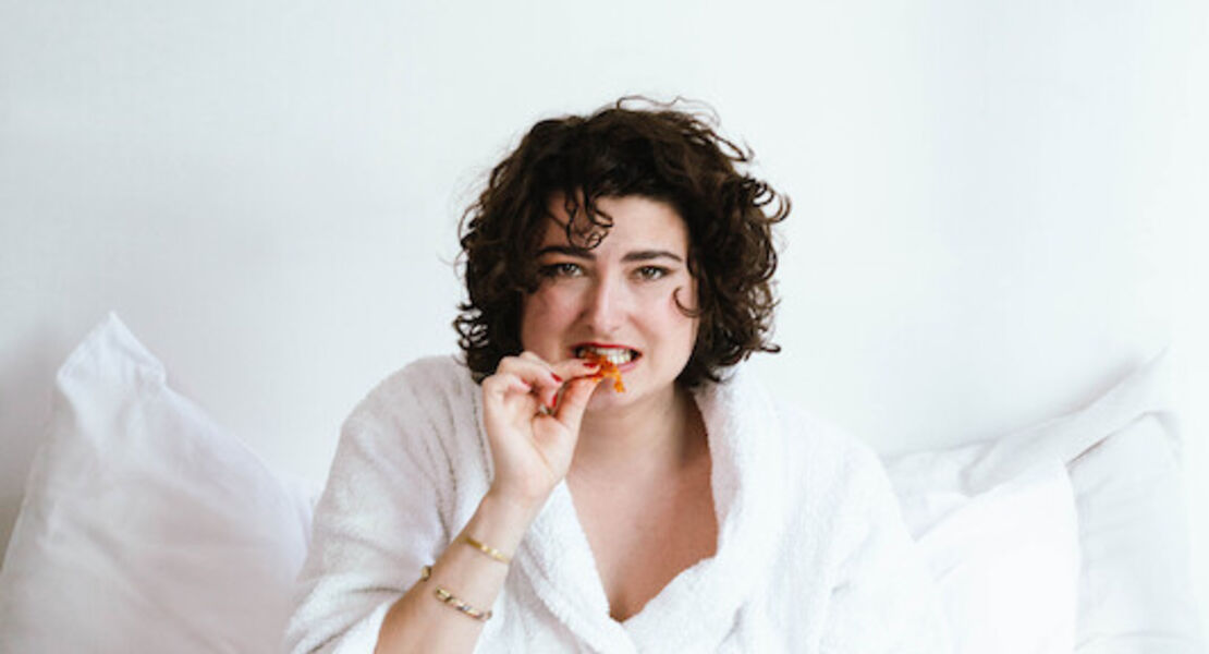 matilde-keizer-mit-lasagne-im-bett