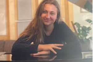 Leonie Wiegel spielt Grieg, Ravel, Messiaen, Robert Schumann, Brahms, Grainger