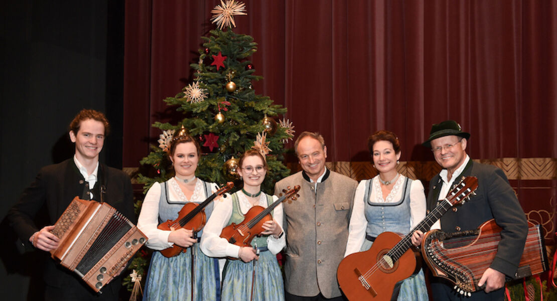 heilige-nacht-von-ludwig-thoma-pfarrer-rainer-maria-schiessler-elisabetht-rehm-mit-familie-rupert-biegel