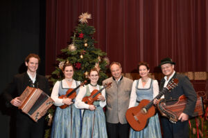 Heilige Nacht von Ludwig Thoma - Pfarrer Rainer Maria Schießler & Elisabetht Rehm mit Familie & Rupert Biegel