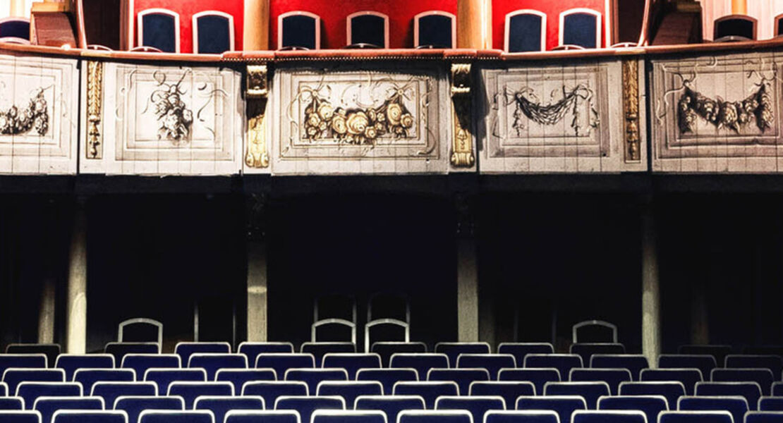 fuhrung-durch-das-schlosstheater-ein-blick-hinter-die-kulissen-des-schlosstheaters